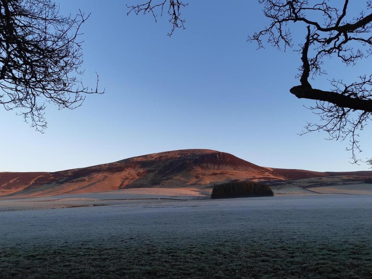 The Granary At Tinto Retreats, Biggar Is A Gorgeous 3 Bedroom Stone Cottage Wiston  エクステリア 写真