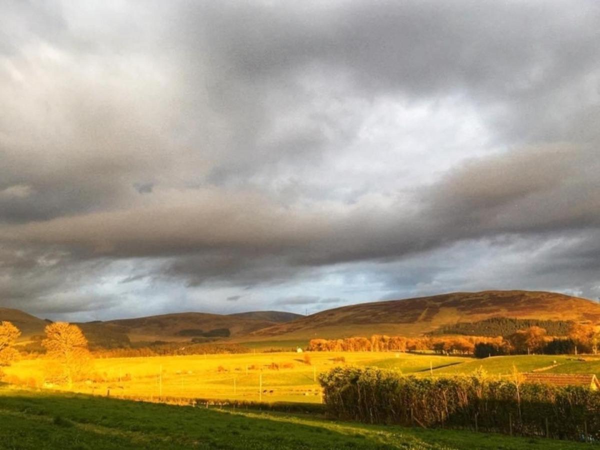 The Granary At Tinto Retreats, Biggar Is A Gorgeous 3 Bedroom Stone Cottage Wiston  エクステリア 写真