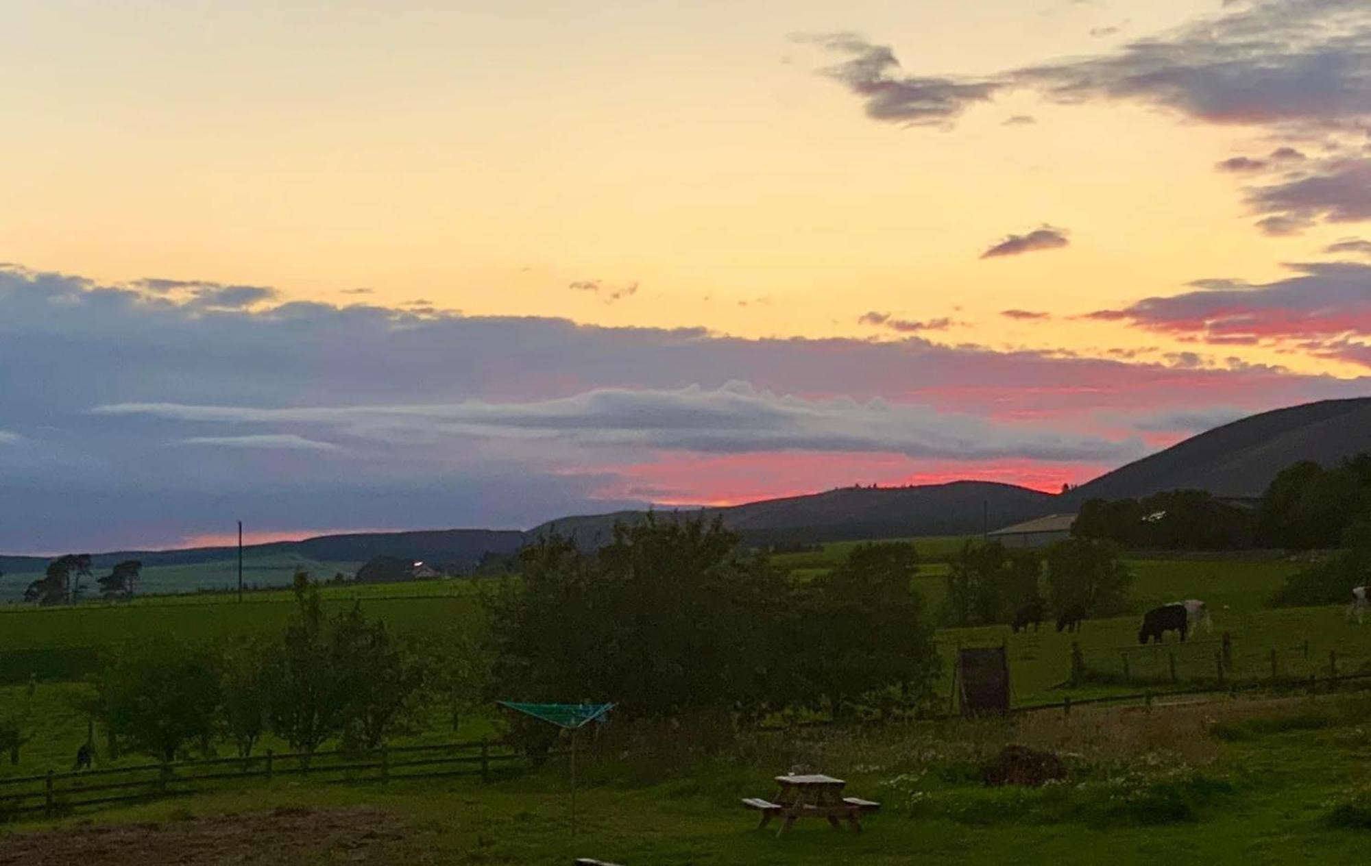 The Granary At Tinto Retreats, Biggar Is A Gorgeous 3 Bedroom Stone Cottage Wiston  エクステリア 写真